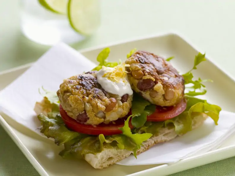 Bohnenbuletten mit Fladenbrot