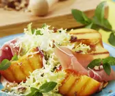 Friseesalat mit Grill-Pfirsichen und Serranoschinken