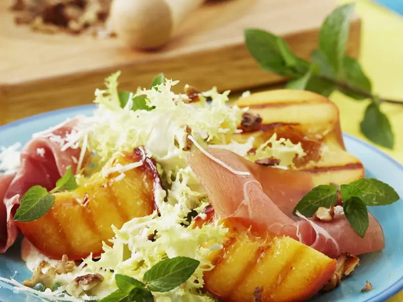 Friseesalat mit Grill-Pfirsichen und Serranoschinken