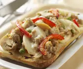 Gratiniertes Weißbrot mit Hähnchen und Champignons