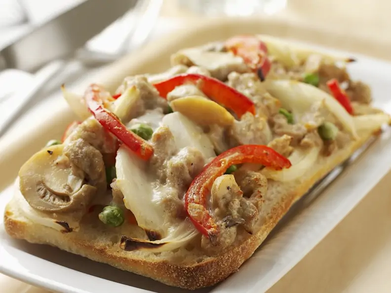 Gratiniertes Weißbrot mit Hähnchen und Champignons