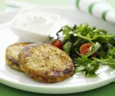 Linsenbratlinge mit Joghurt und Salat