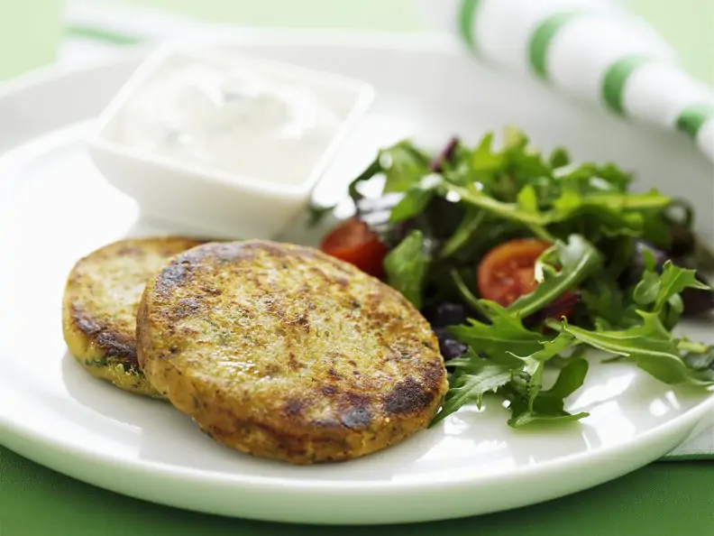 Linsenbratlinge mit Joghurt und Salat