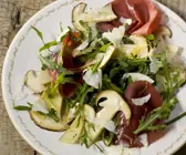 Rucola mit Bresaola und Steinpilzen