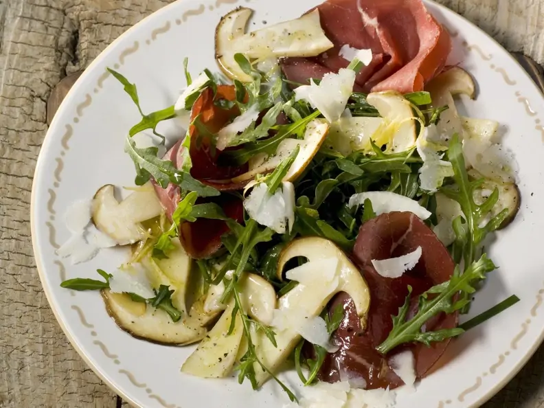 Rucola mit Bresaola und Steinpilzen