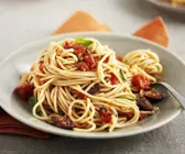 Pasta mit Tomaten, Oliven und Kapern