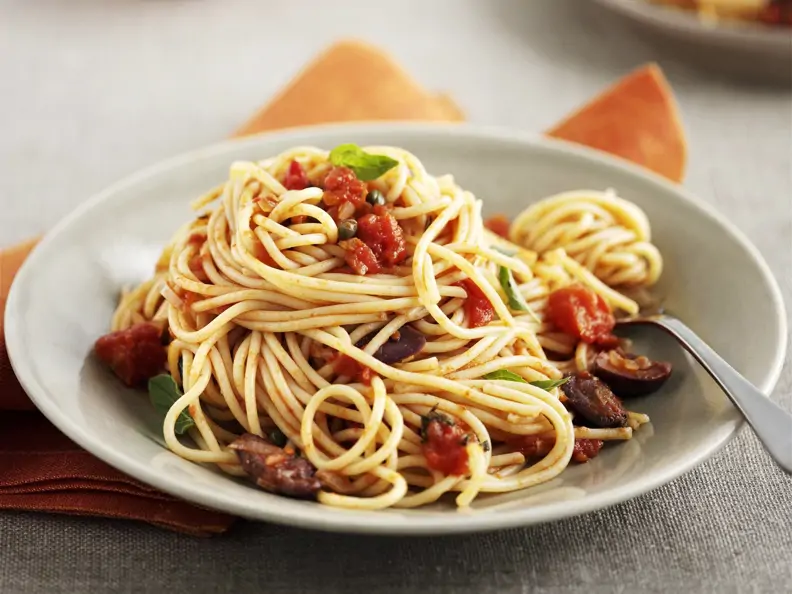 Pasta mit Tomaten, Oliven und Kapern