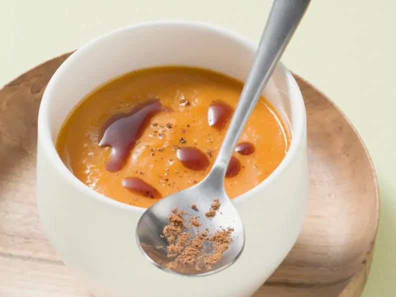 Kürbissuppe mit Kardamom und Kürbiskernöl