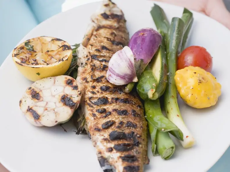 Gegrillter Fisch mit Gemüse