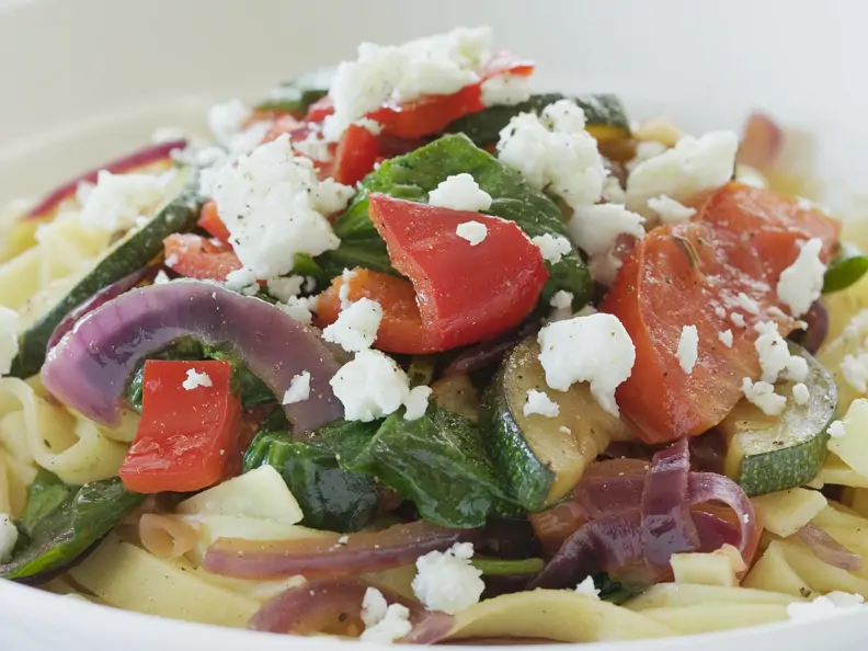 Pasta mit mediterranem Gemüse und Schafskäse