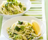 Pasta mit Zucchini und Schafskäse