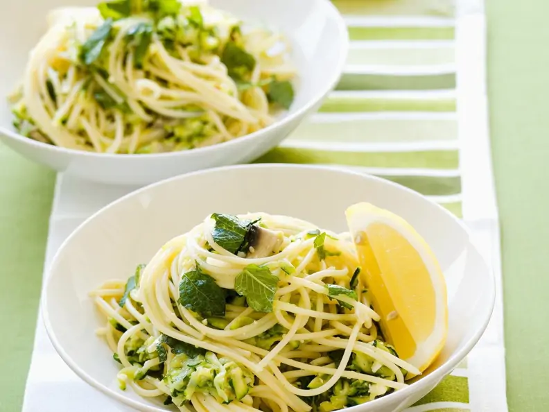 Pasta mit Zucchini und Schafskäse