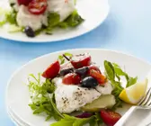 Fisch mit Rauke, Tomaten und Oliven