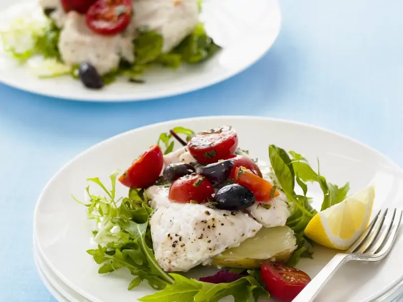 Fisch mit Rauke, Tomaten und Oliven