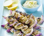 Hähnchen-Zwiebel-Spieße mit Zitronen-Dip