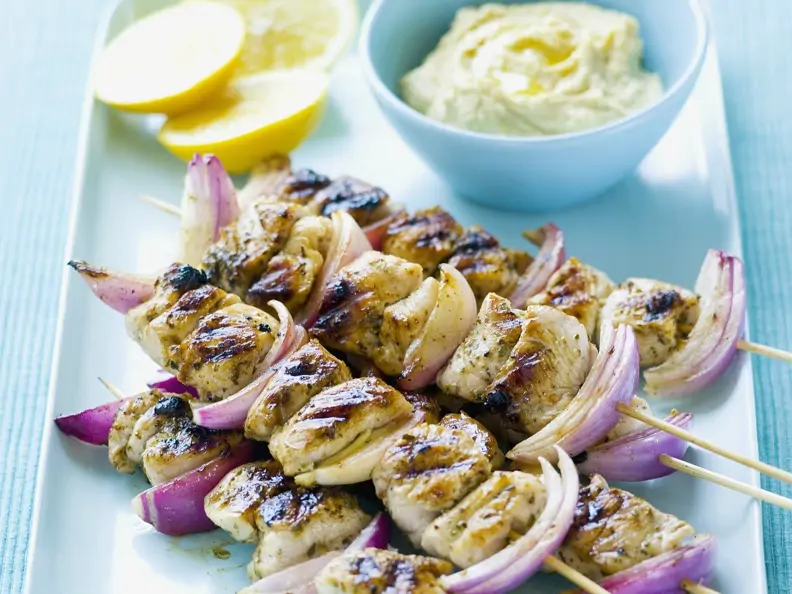 Hähnchen-Zwiebel-Spieße mit Zitronen-Dip