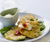 Mais-Spargel-Küchlein mit Sauerrahm