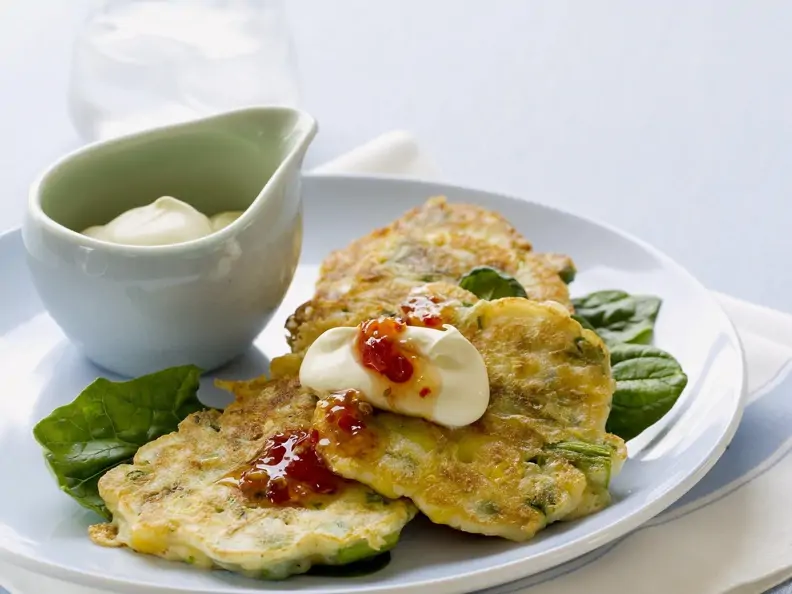 Mais-Spargel-Küchlein mit Sauerrahm