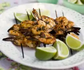Gegrillte Shrimpsspieße mit Limetten