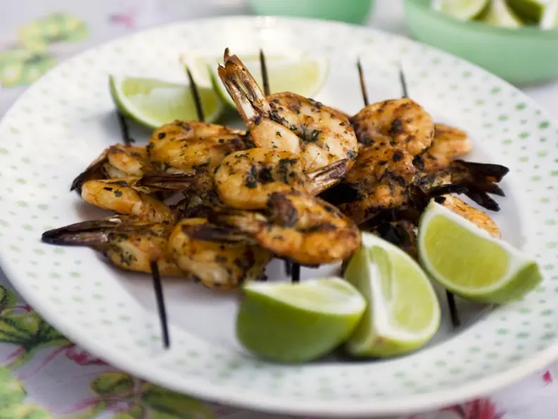 Gegrillte Shrimpsspieße mit Limetten