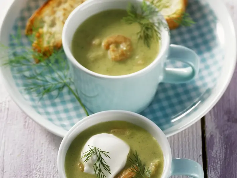 Gurkensuppe mit Garnelen