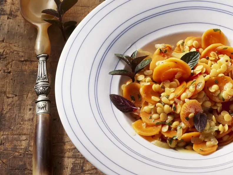 Karottensalat mit Linsen auf orientalische Art