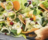 Salat mit Krabbe, Apfel, Karotte und Preiselbeeren