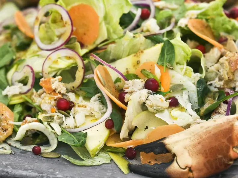 Salat mit Krabbe, Apfel, Karotte und Preiselbeeren