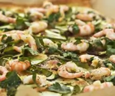 Blechpizza mit Shrimps, Gemüse und Kräutern