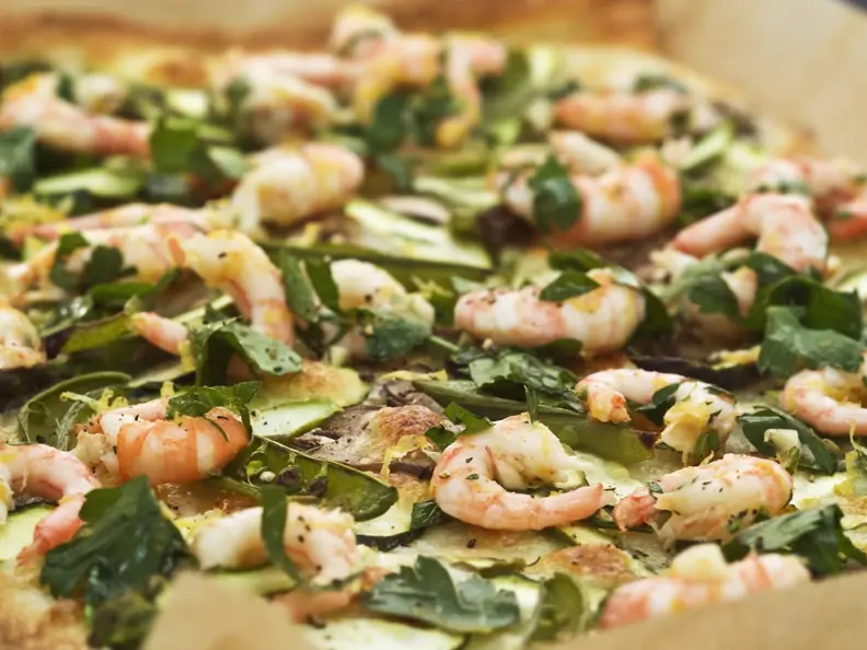 Blechpizza mit Shrimps, Gemüse und Kräutern