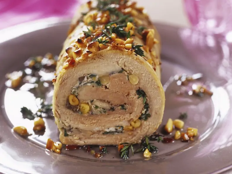 Rollbraten mit Pinienkern-Thymian-Füllung