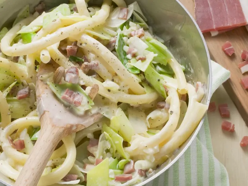 Nudeln mit Schinken-Lauch-Sauce