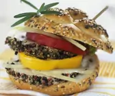 Doppeldecker-Brötchen mit Paprika und Putenbrust