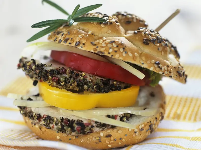 Doppeldecker-Brötchen mit Paprika und Putenbrust