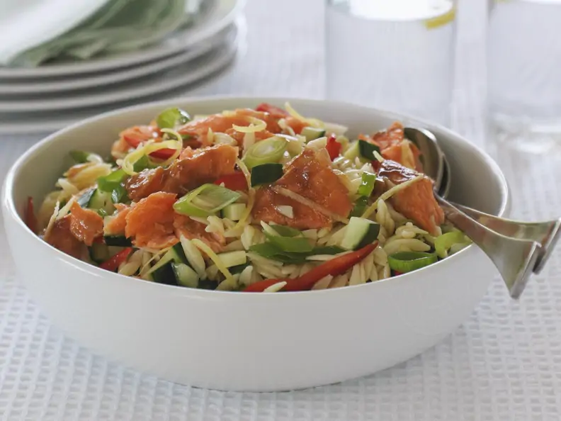 Orzo-Nudelsalat mit Wildlachs
