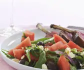 Blattsalat mit Wassermelone, Schafskäse und Lammrücken