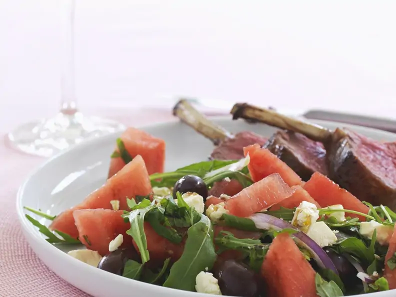 Blattsalat mit Wassermelone, Schafskäse und Lammrücken