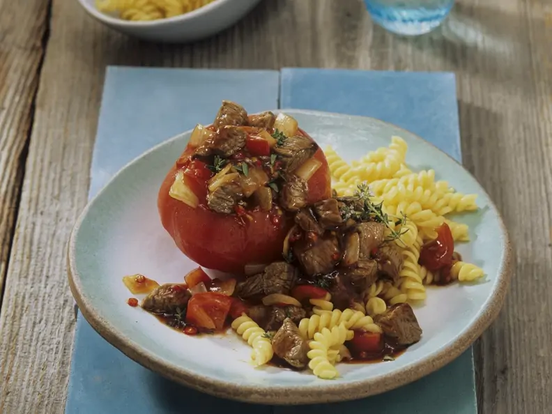 Scharfes Lammgulasch mit Tomaten und Nudeln