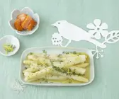 Weiße Spargelstangen mit Thymian-Zitronen-Butter