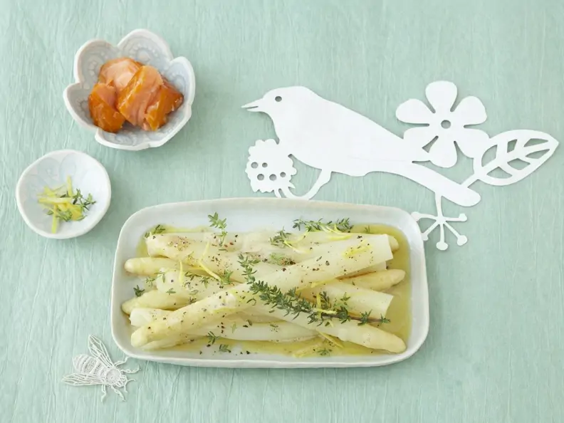 Weiße Spargelstangen mit Thymian-Zitronen-Butter