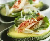 Avocado mit Garnelensalat gefüllt