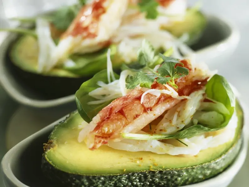 Avocado mit Garnelensalat gefüllt