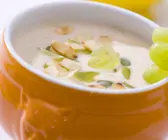Kalte Knoblauch-Suppe mit Mandeln
