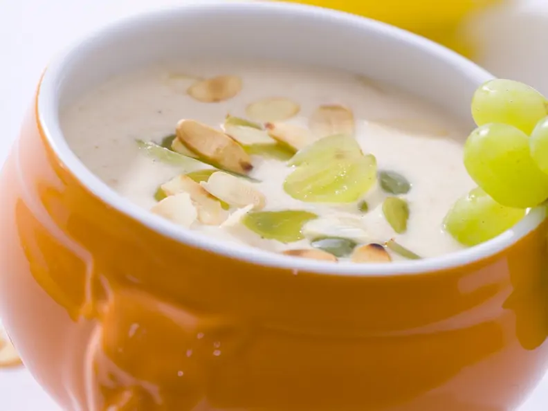 Kalte Knoblauch-Suppe mit Mandeln