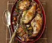 Geschmortes Kaninchen mit Rotwein