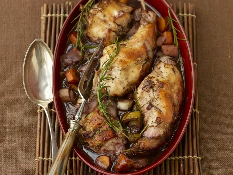 Geschmortes Kaninchen mit Rotwein