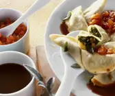 Teigtaschen mit Grünkohl gefüllt dazu Tomatensoße
