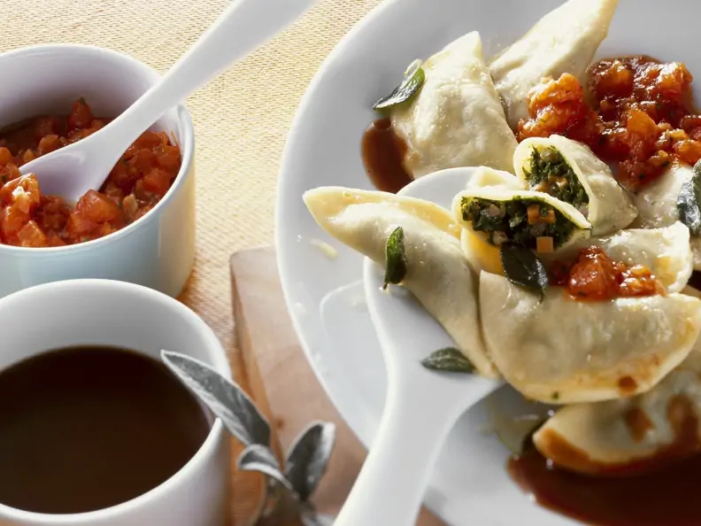 Teigtaschen mit Grünkohl gefüllt dazu Tomatensoße