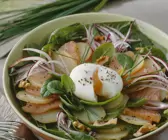 Kartoffelsalat mit Lachs und Ei