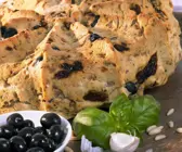 Mediterranes Brot mit Oliven und getrockneten Tomaten